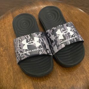 Kids Under Armour Slides Size 1Y